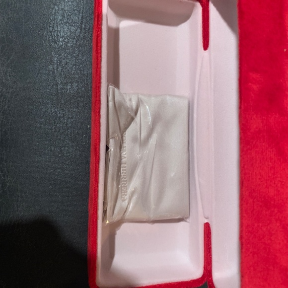 Carolina Herrera sunglass bnwt in original box - Picture 2 of 5